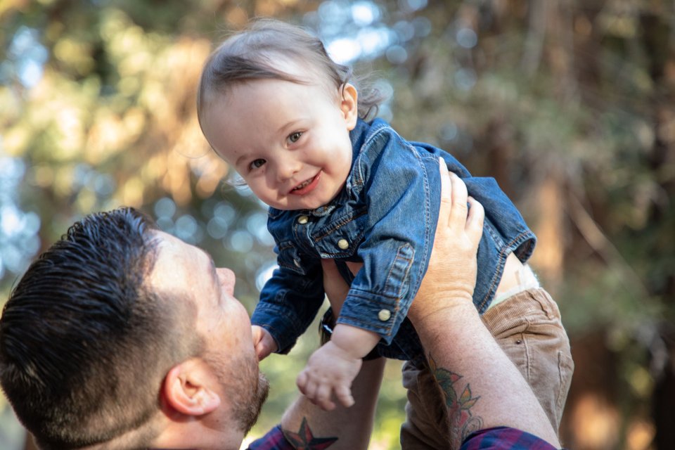 Počet otců na otcovské se na Slovensku téměř zdvojnásobil. Foto: Edward Cisneros, Unsplash