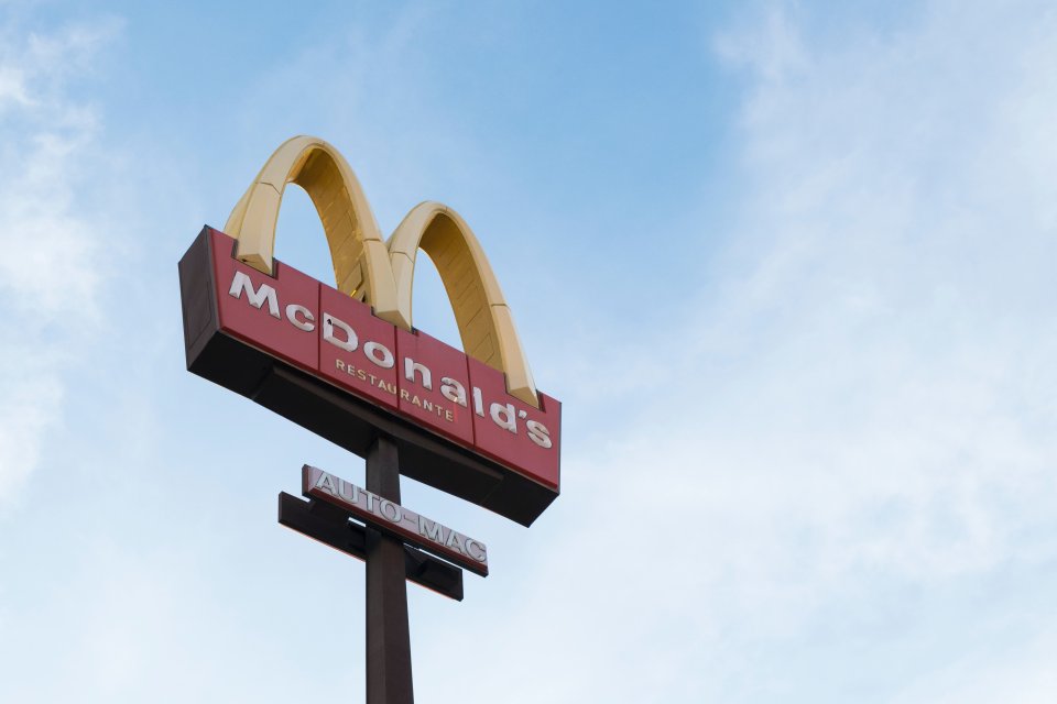 Podle pravidel McDonald’s nesmí mít nadřízený sexuální poměr s podřízeným. Foto: Joiarib Morales, Unsplash