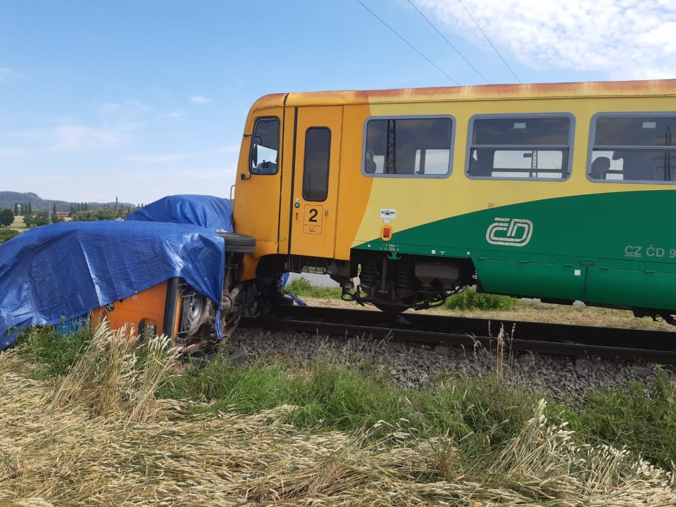 Nehoda vlaku a dodávky. Foto: Policie ČR