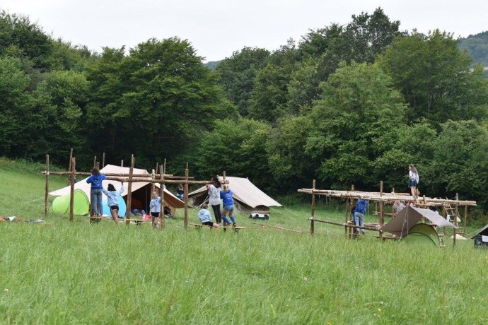 Skautky v Belgii staví svůj tábor. Foto: archiv Markéty Boubínové