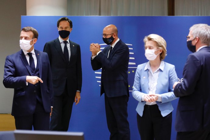 Francouzský prezident Macron, nizozemský premiér Rutte, předseda Evropské rady Michel a šéfka Evropské komise von der Leyenová na maratonském, pětidenním summitu EU o příštím sedmiletém rozpočtu a fondu obnovy po pandemii, který skončil dohodou až dnes ráno. Foto: EU