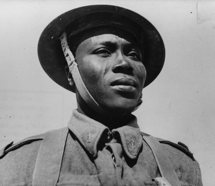 Čadský voják bojující za svobodnou Francii a v roce 1942 vyznamenaný válečným křížem. Foto: Library of US Congress