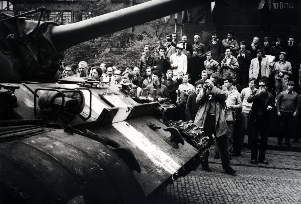 Josef Koudelka fotografuje sovětský tank poblíž Národního muzea v Praze při invazi vojsk 21. srpna 1968. Foto: Pavel Dias