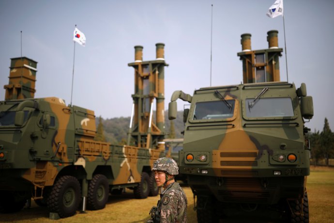 Jihokorejské rakety Hjonmu-2 (vlevo) a Hjonmu-3. Foto: Kim Hongdži, Reuters