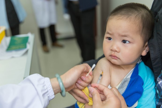 Vakcinace ve zdravotním středisku v Žu-kau ve východní Číně. Foto: Reuters