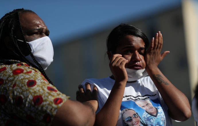 Osmnáctiletého Matheuse zastřelila podle jeho nejbližších policie. Jeho sestra Graziela pláče na protestu proti rasismu a policejnímu násilí v brazilském São Paulu (červenec 2020). Foto: Amanda Perobelli, Reuters