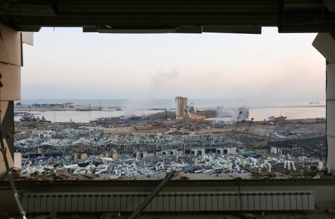 Bejrútský přístav zdemolovaný explozí při pohledu z jedné z přilehlých poničených budov. Foto: Azíz Tahír
