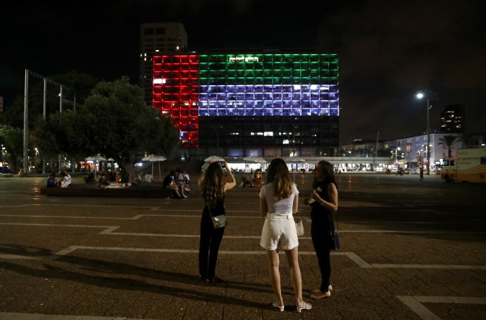 Mimořádná věc: veřejná budova v Izraeli (v Tel Avivu) je nasvícena v barvách vlajky arabské země – Spojených arabských emirátů – na oslavu zprávy o dohodě o normalizaci vztahů (navázání historického přátelství) mezi Izraelem a SAE. Foto: Ammar Awad, Reuters