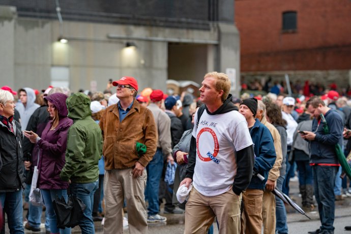 Vyznavač konspirace QAnon na předvolebním mítinku Donalda Trumpa v Minneapolis (podzim 2019). Foto: Tony Webster, Flickr