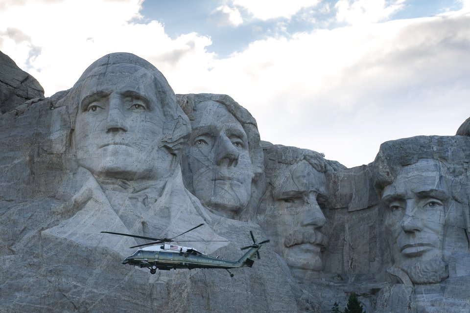 Mount Rushmore v Jižní Dakotě má vytesané podobizny čtyř amerických prezidentů: Theodora Roosevelta, Thomase Jeffersona, George Washingtona a Abrahama Lincolna. Guvernérka Noemová věnovala prezidentu Trumpovi repliku, na níž je podobizen pět - tou přidanou je ta jeho. Foto: Tia Dufourová, White House