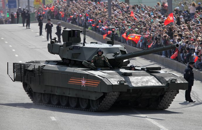 Kapitola „Pro ty, kdo jsou v tanku“ začíná zmínkou o tom, jak byl při vojenské přehlídce v Moskvě 9. května 2015 prezentován nový ruský tank T-14 Armata, jehož motor přestal fungovat přímo naproti Leninovu mauzoleu. Foto: Vitaly V. Kuzmin