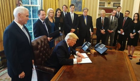 Steve Bannon v lednu 2017 jako člen nejužšího týmu Donalda Trumpa, stojí vedle prezidentova zetě Jareda Kushnera. O sedm měsíců později se ale s Trumpem ve zlém rozešli. Foto: Bílý dům