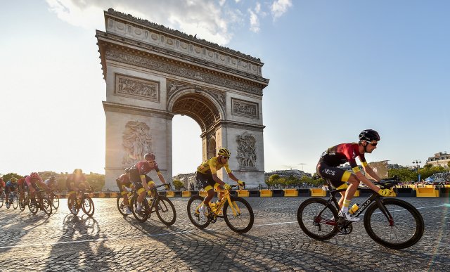 Pokud neskončí letošní Tour předčasně, tak za tři týdny zakončí jezdci závod tradičně v Paříži. Foto: ČTK/PA/PA Wire