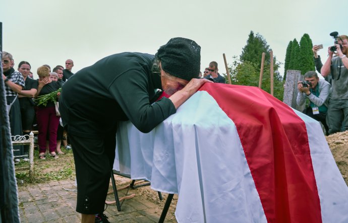 Anželika Kuchtová, matka jedné z obětí Mikity Kryucova, nevěří, že její syn spáchal sebevraždu. Foto: Iva Zímová, Deník N