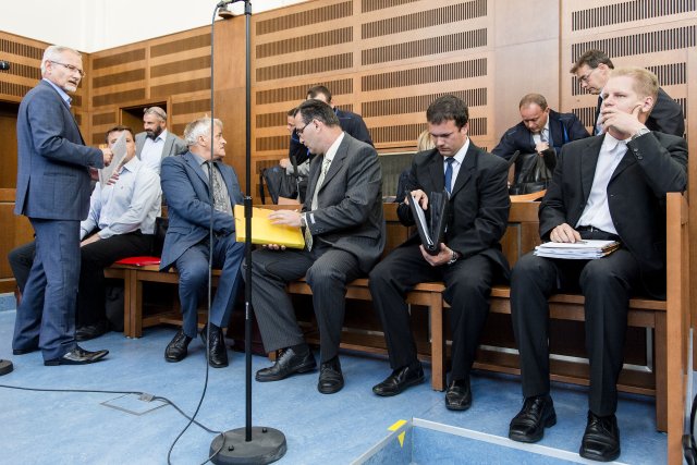 Jednání Krajského soudu v Hradci Králové v září 2016. Na snímku jsou zástupci obžalovaných firem. Foto: ČTK