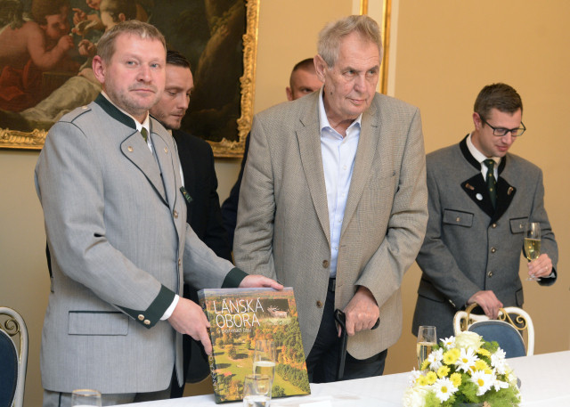 Ředitel Lesní správy Lány Miloš Balák (vlevo) a prezident Miloš Zeman. Foto: ČTK