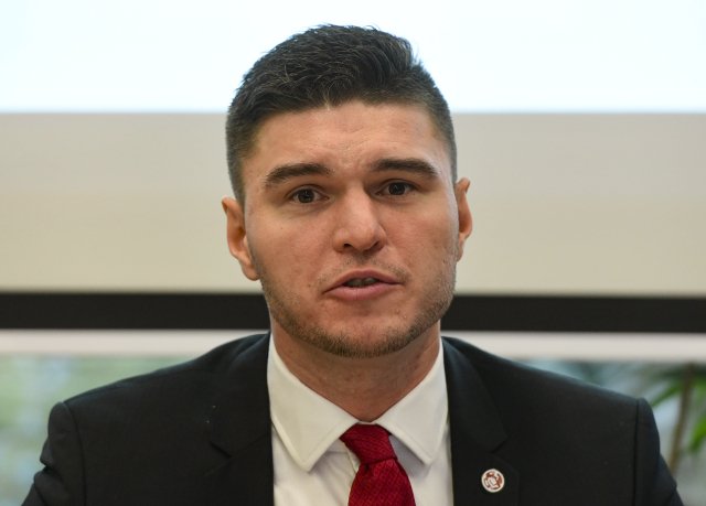 Ředitel CUIP Otomar Sláma vystoupil 20. února 2020 na tiskové konferenci dceřiné společnosti Univerzity Karlovy Charles University Innovations Prague (CUIP) a i&i Prague k založení společnosti LAM-X. Jejím cílem bude vývoj a příprava nanotkanin, které jsou schopné sterilizace po ozáření viditelným světlem a které budou v medicíně použity například pro výrobu obvazů. Foto: ČTK