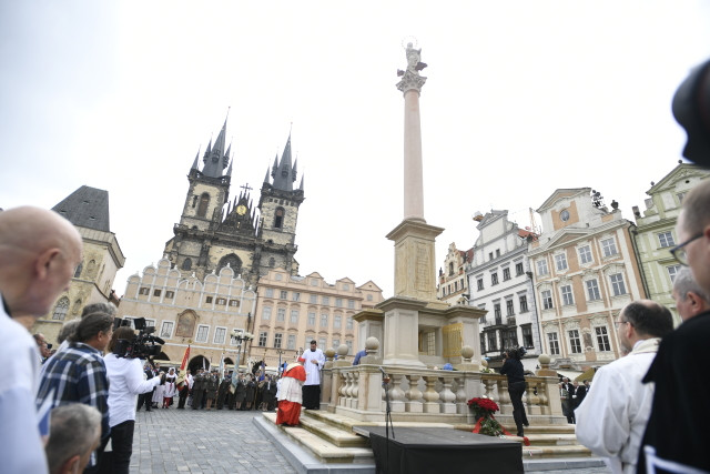 Pražský arcibiskup Dominik Duka u Mariánského sloupu na Staroměstském náměstí. Foto: ČTK