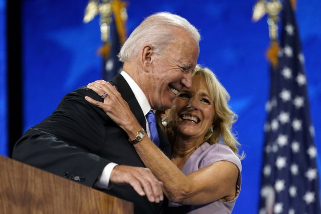Prezidentský kandidát a nyní i vítěz voleb Joe Biden po proslovu na srpnovém národním demokratickém konventu objímá svou ženu Jill. Foto: ČTK/AP
