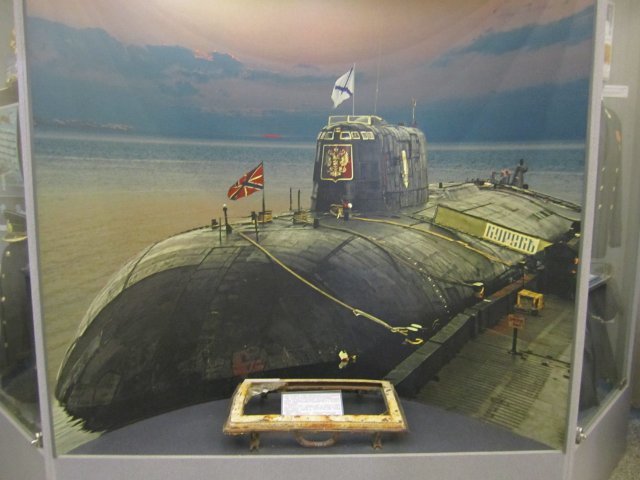 Vitrína s ponorkou K-141 Kursk v ruském Ústředním muzeu ozbrojených sil v Moskvě. Foto: Schleming, Wikimedia Commons, public domain