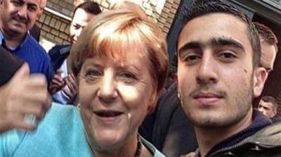 Selfie syrského imigranta Anase Modamaniho s kancléřkou Merkelovou před uprchlickým táborem v berlínské Špandavě 10. 9. 2015. Foto: Anas Modamani
