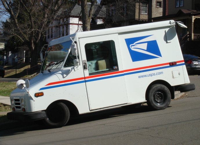 Typická dodávka americké pošty používaná při doručování zásilek. Foto: Stilfehler, Wikimedia Commons CC BY-SA 3.0