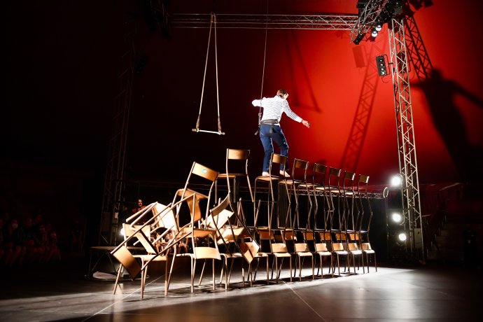 Představení Osel a mrkev a balancování na kovových židlích. Foto: František Ortmann