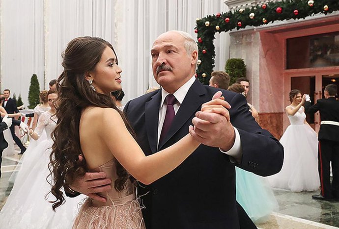 Běloruský diktátor Lukašenko tančí v roce 2018 s místní královnou krásy a poslankyní Marijou Vasiljevičovou. Foto: president.gov.by