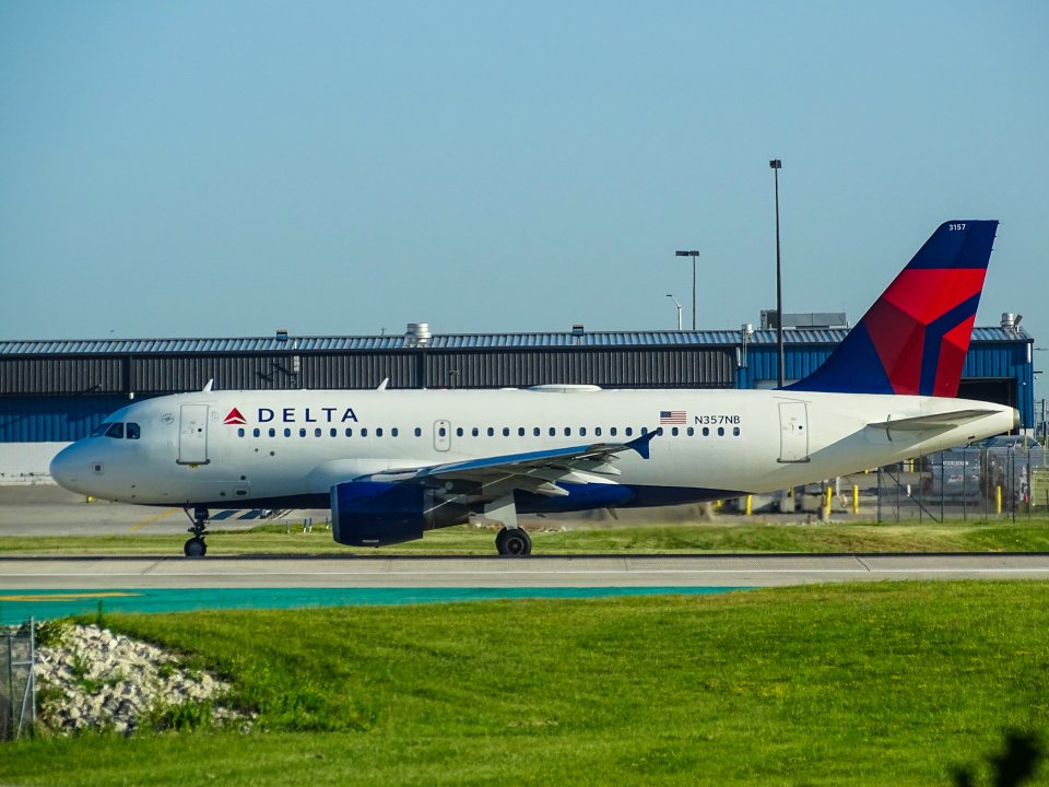 Společnost Delta má nošení roušek jako podmínku jak pro pasažéry, tak pro zaměstnance. Foto: Miguel Angel Sanz, Unsplash
