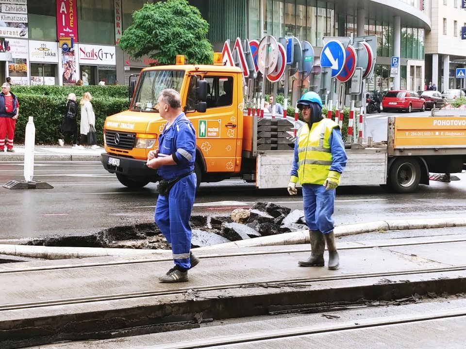 V Praze 2 se propadla část silnice, odklonili kvůli tomu tramvaje. Foto: Magdalena Slezáková, Deník N