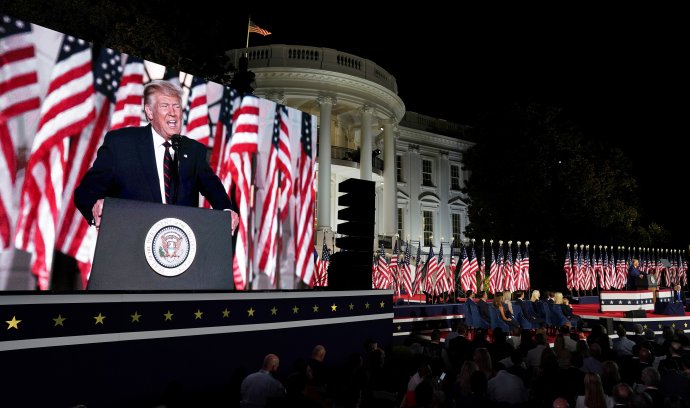 Americký prezident Donald Trump během svého projevu před Bílým domem na republikánském sjezdu. Foto: Kevin Lamarque, Reuters