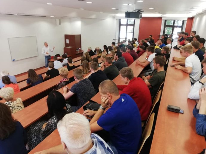 Předseda Trikolóry Václav Klaus během debaty s vlašimskými studenty. Foto: Facebook Václava Klause