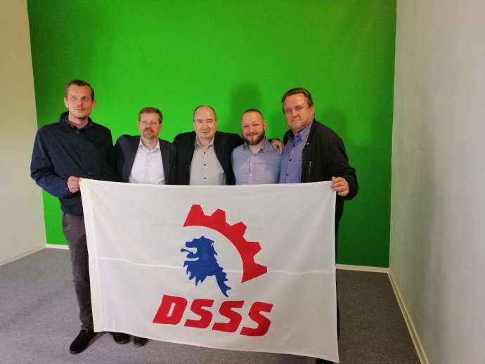 Kandidát Trikolóry v Kalovarském kraji Jiří Froněk (první zleva) na akci DSSS před několika dny. Foto: Facebookový profil DSSS