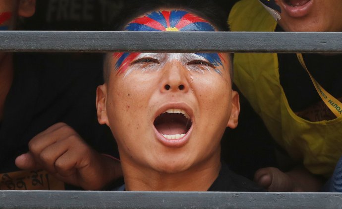 Snaha vládních úřadů počínštit život v Tibetu zesílila a nabrala na bezohlednosti. Venkované jsou ve velkém z pastvin a vesnic posíláni na převýchovu a pak daleko za levnou prací. Kádrům stejně jako v Sin-ťiangu hrozí trest, když nesplní kvóty „převychovaných“. Ilustrační foto: Adnan Abidi, Reuters