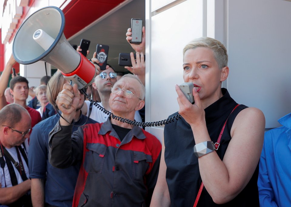 Běloruská opoziční politička Maryja Kalesnikavová (vpravo) na demonstraci proti prezidentským volbám a Lukašenkovi v Minsku 17. srpna 2020. Od 7. září je vězněna. Foto: Vasiluij Fjodosenko, Reuters
