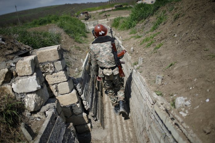 Arménský voják v zákopu u hranice arménského Náhorního Karabachu s Ázerbájdžánem. Foto: Reuters