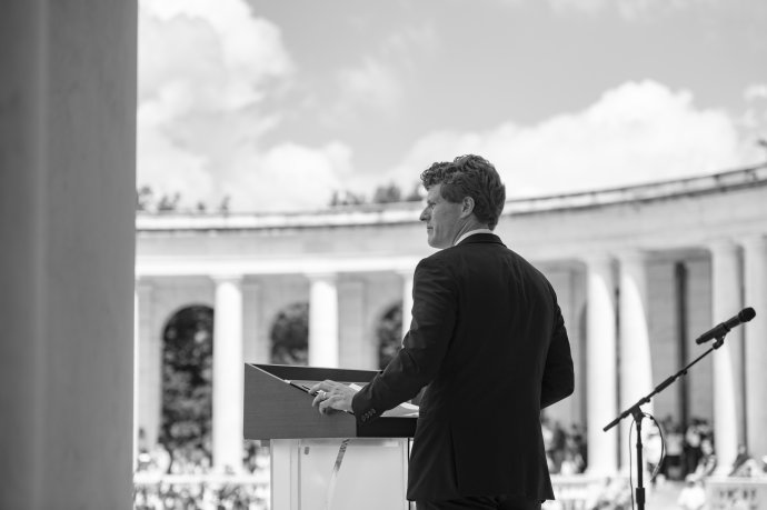 Joe Kennedy III. na ceremonii připomínající 50. výročí zabití jeho dědečka Roberta Kennedyho. Foto: Národní hřbitov v Arlingtonu