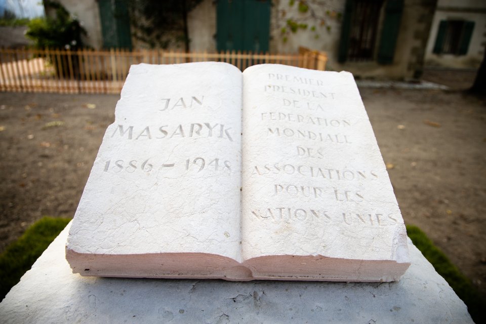Horní část památníku. Do otevřené knihy je vytesáno, že Masaryk byl prvním prezidentem federace Společnosti Spojených národů (WFUNA). Foto: Zuzana Hevler