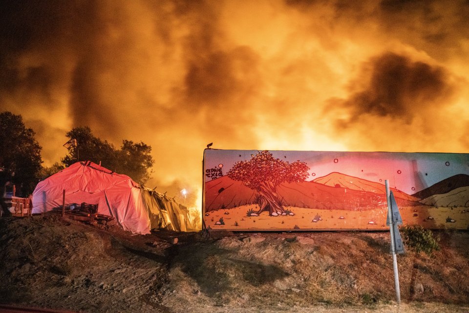 Požáry šlehající nad táborem v Morii. Foto: Murat Türemis