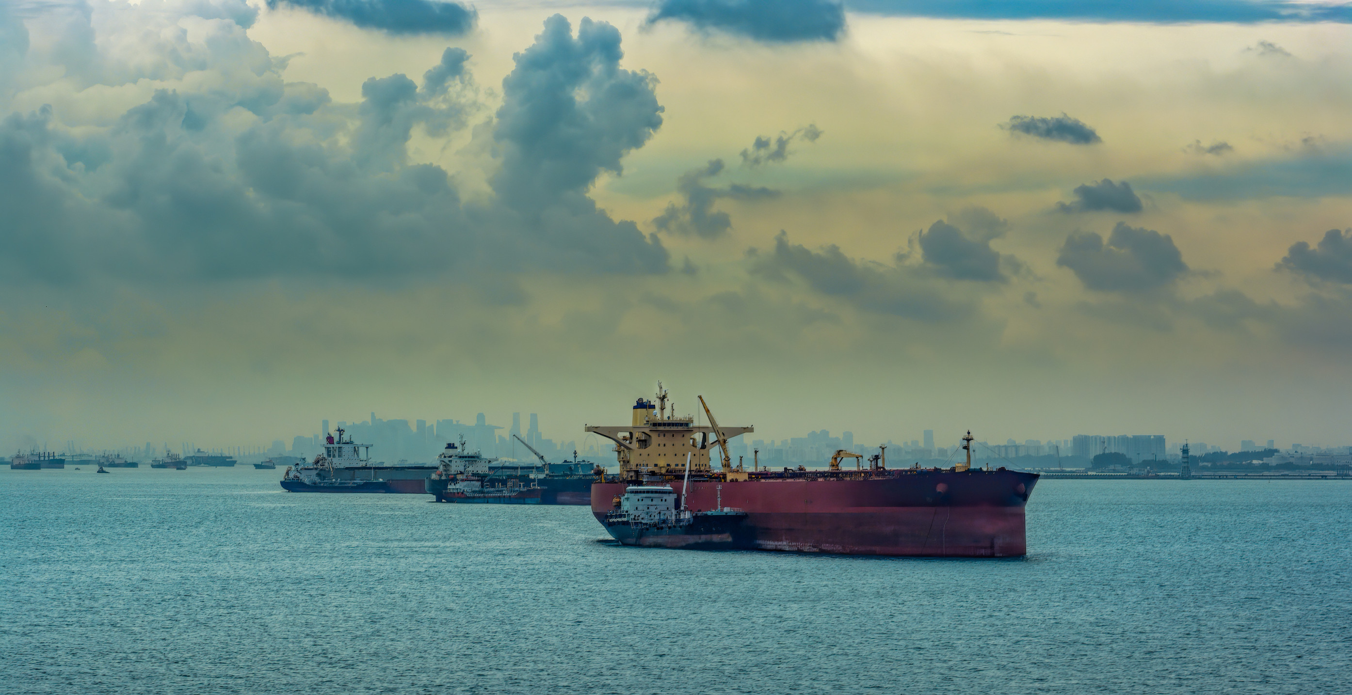 Putinova stínová flotila se rozrůstá. Lodě k obcházení sankcí Rusům prodávají i mnozí Evropani i Američani