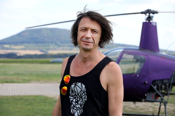 Výtvarník David Černý před svým vrtulníkem. Foto: Ludvík Hradilek, Deník N
