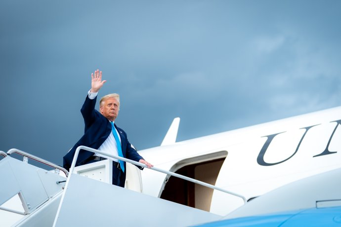 Donald Trump nastupuje do letadla Air Force One cestou do Pensylvánie. Foto: Tia Dufourová, White House
