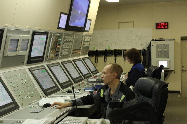 Zaměstnanci Rosatomu na palubě plovoucí jaderné elektrárny Akademik Lomonosov. Foto: ČTK