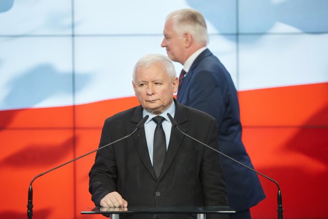 Nová koaliční dohoda Sjednocené pravice podepsána, na přátelský stisk rukou ale nedošlo (na snímku Jarosław Kaczyński a Jarosław Gowin). Foto: Hubert Mathis , ČTK / ZUMA