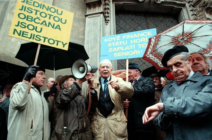 Česká republika – průkopník politické strany pro důchodce (Eduard Kremlička a jeho příznivci v roce 1997). Foto: ČTK