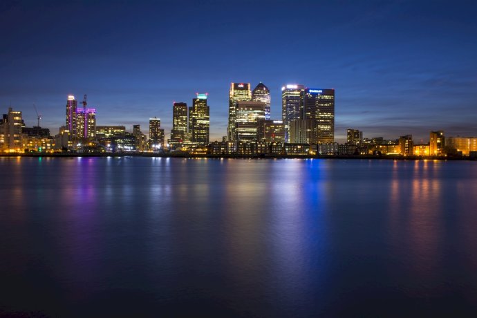 Finanční centrum v londýnské City, Canary Wharf přes Temži. Foto: Skeeze, Pixabay