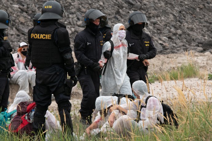 Těžkooděnci zadržují aktivisty v dole Vršany na Mostecku. Foto: Karolína Poláčková