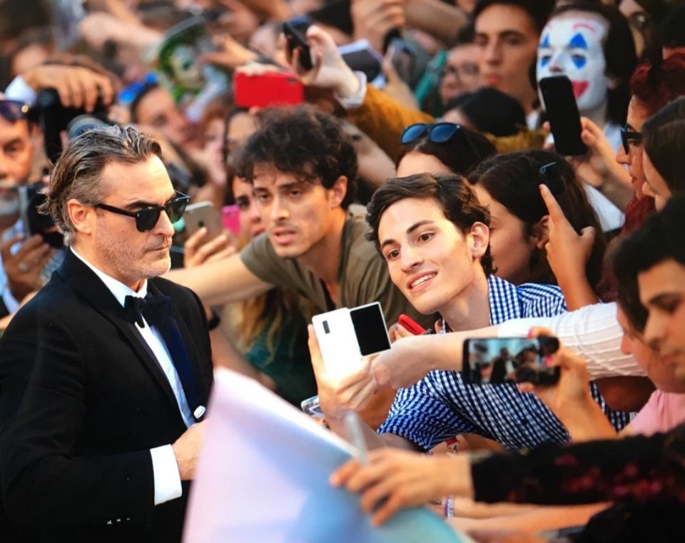 Americký herec Joaquin Phoenix se zdraví s čekajícími fanoušky. Tak to v Benátkách vypadalo vloni. Letos už kvůli koronaviru takové záběry neuvidíte. Foto: Wikimedia Commons