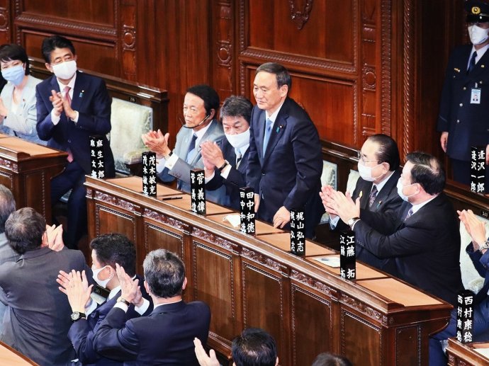 Nový japonský premiér Suga po zvolení parlamentem. Vlevo jeho odstoupivší předchůdce Abe. Foto: úřad japonské vlády