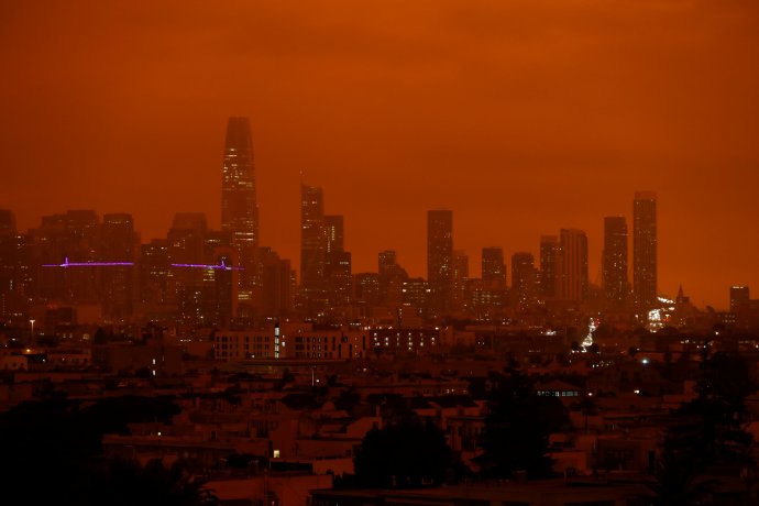 Oranžová obloha, kouř a zakryté slunce v San Francisku kvůli rozsáhlým požárům v Kalifornii. Foto: Stephen Lam, Reuters